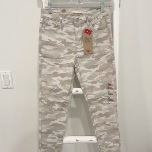 Levi’s 720 High Rise Skinny Cropped Camo Jeans / New with Tags